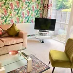 Homely & Cosy 3 Bed Birch Close House With Free Parking, Garden & Sleeps 8