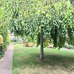 Homely & Cosy 3 Bed Birch Close House With Free Parking, Garden & Sleeps 8