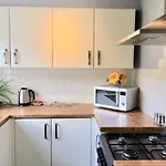 Homely & Cosy 3 Bed Birch Close House With Free Parking, Garden & Sleeps 8