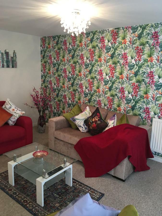 Apartment Homely & Cosy 3 Bed Birch Close House With Free Parking, Garden & Sleeps 8