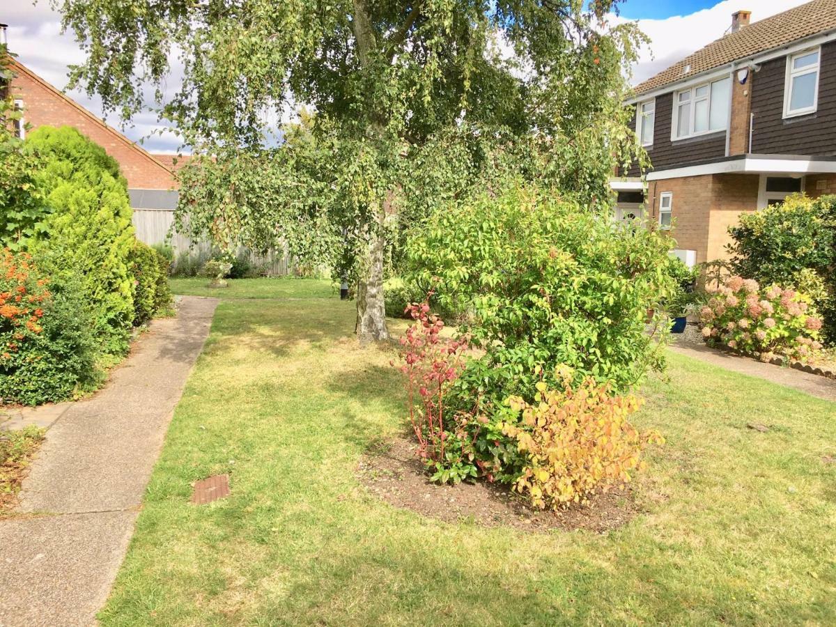 Apartment Homely & Cosy 3 Bed Birch Close House With Free Parking, Garden & Sleeps 8 *