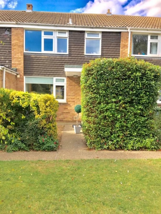 Homely & Cosy 3 Bed Birch Close House With Free Parking, Garden & Sleeps 8 *