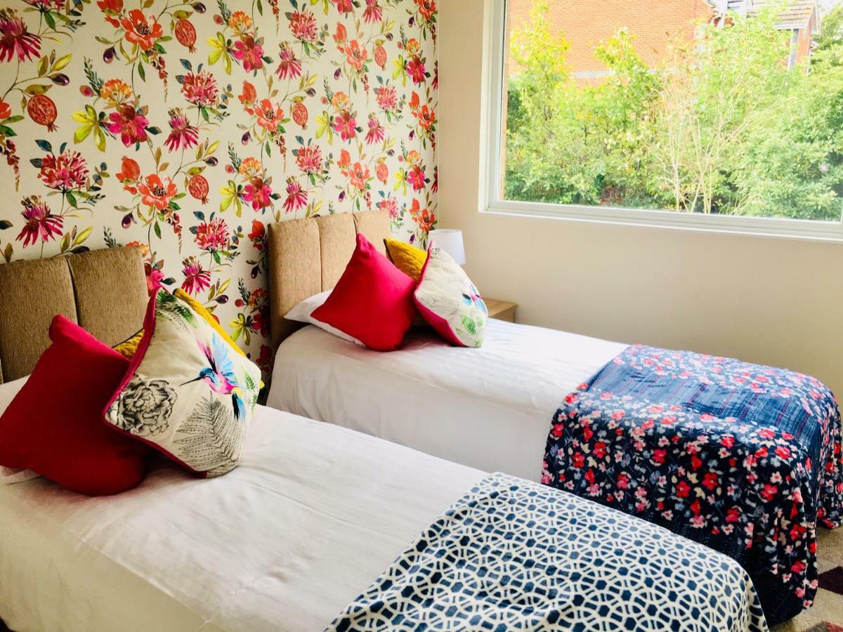 Homely & Cosy 3 Bed Birch Close House With Free Parking, Garden & Sleeps 8 *