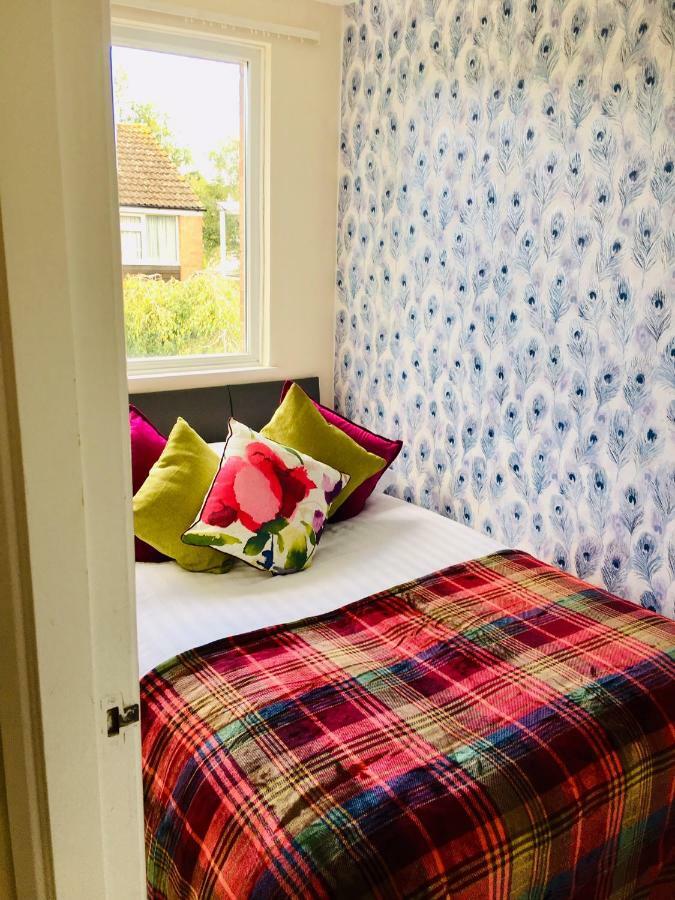 Homely & Cosy 3 Bed Birch Close House With Free Parking, Garden & Sleeps 8