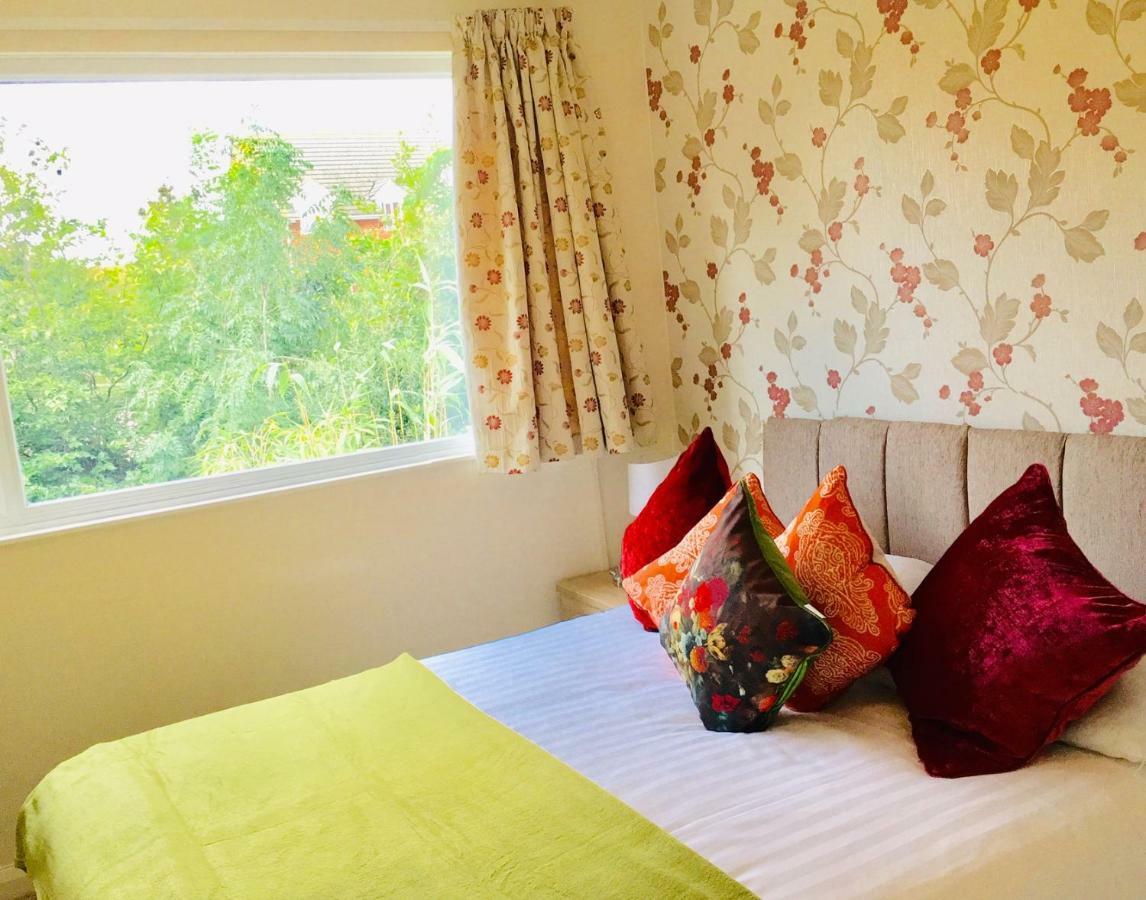 Apartment Homely & Cosy 3 Bed Birch Close House With Free Parking, Garden & Sleeps 8